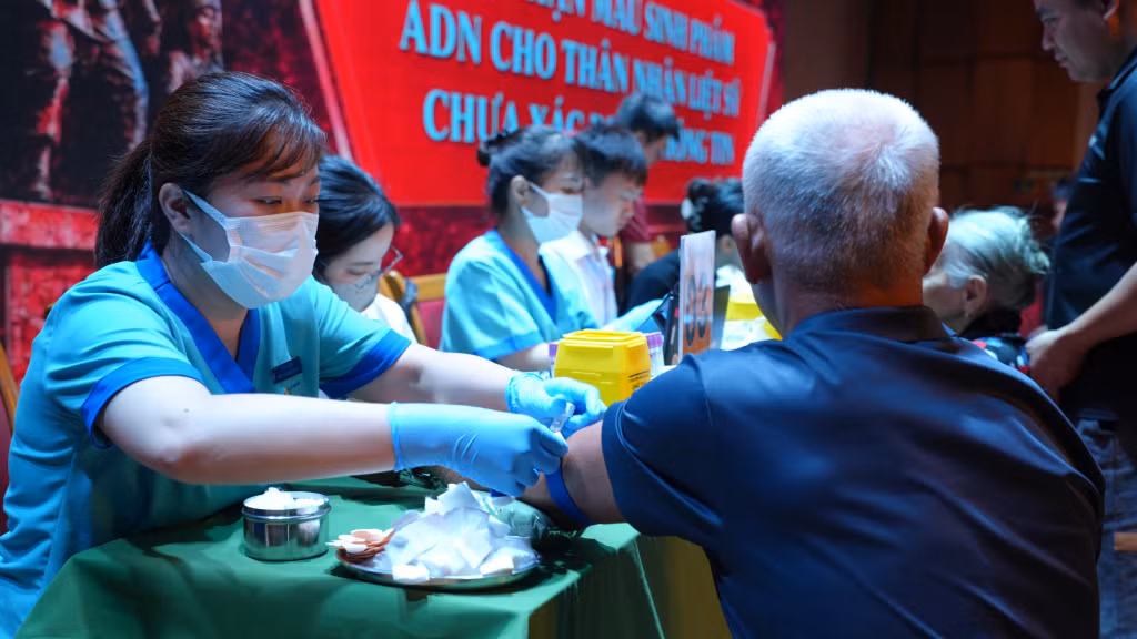 Đơn vị chuyên môn GeneStory thực hiện lấy mẫu máu của thân nhân liệt sĩ để phục vụ giám định ADN.