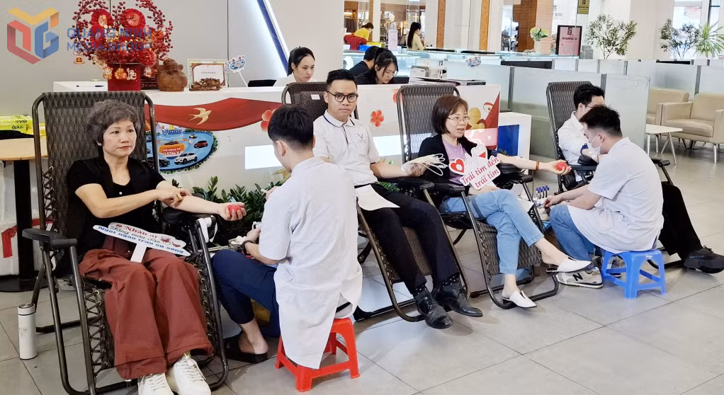 Các tình nguyện viên tham gia hiến máu tại Chương trình “Lan tỏa giọt hồng yêu thương” ở Vincom Plaza Hạ Long, tháng 3/2026.