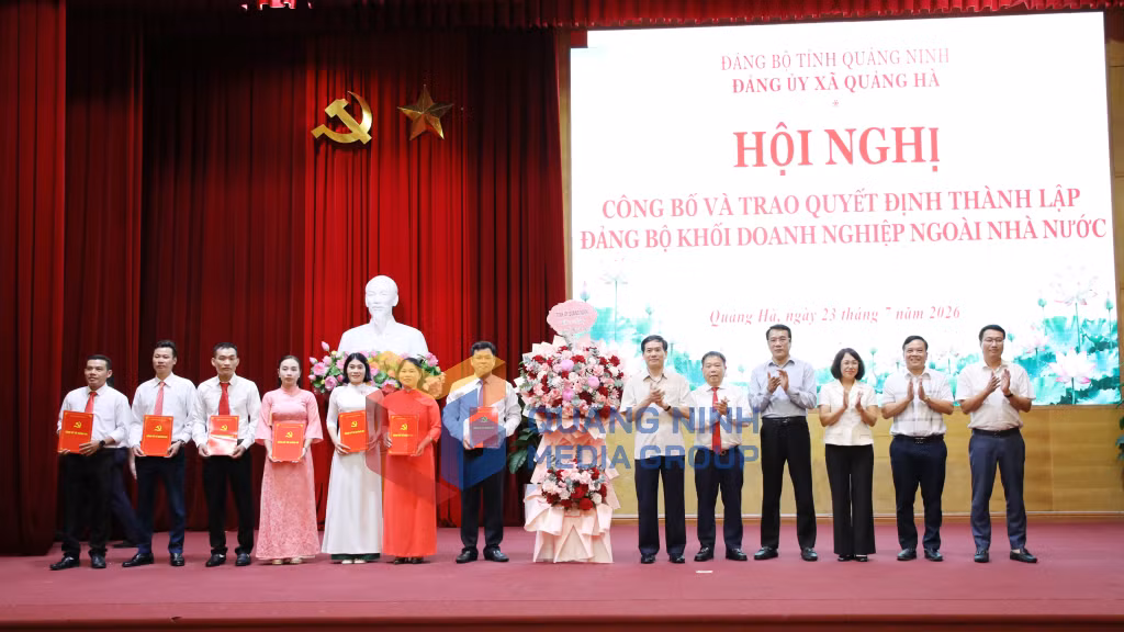 Đồng chí Phó Bí thư Tỉnh ủy, Chủ tịch Ủy ban MTTQ tỉnh cùng các đại biểu của tỉnh tặng hoa chúc mừng Đảng bộ Khối doanh nghiệp ngoài Nhà nước xã Quảng Hà (7-2026). Ảnh: Thu Chung