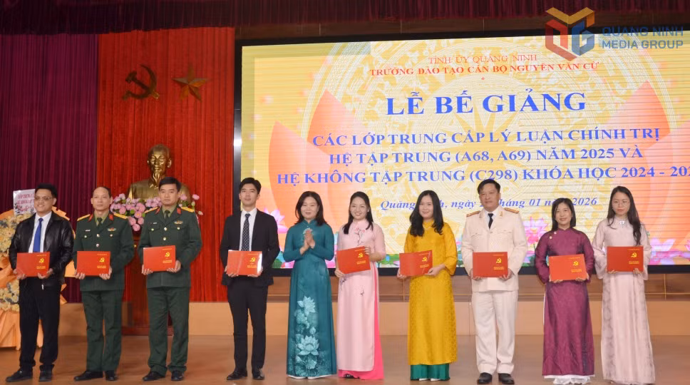 Đồng chí Phạm Thùy Dương, Hiệu trưởng Trường Đào tạo cán bộ Nguyễn Văn Cừ (nay là Trường Chính trị Vũ Văn Hiếu), trao bằng tốt nghiệp cho các học viên lớp A68 (tháng 1/2026).