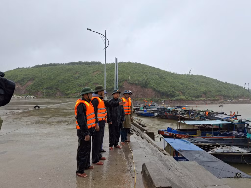 Lãnh đạo xã Đầm Hà kiểm tra tình hình neo đậu tàu thuyền tại các khu neo đậu tàu thuyền trên địa bàn xã.