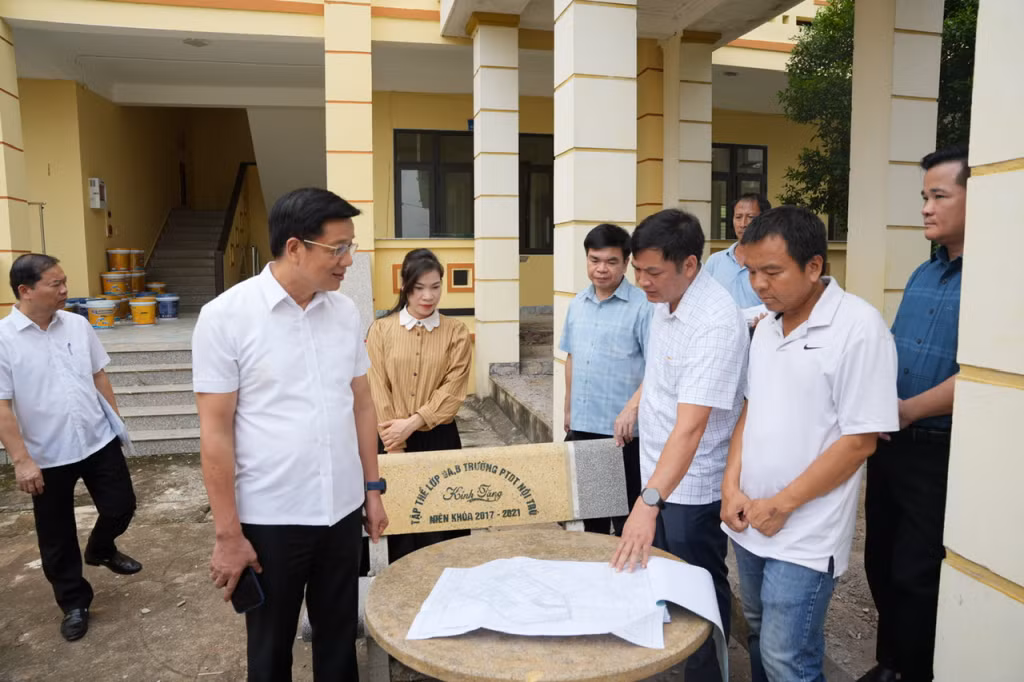 Đồng chí Nguyễn Văn Hồi, Ủy viên Ban Thường vụ, Chủ nhiệm Ủy ban Kiểm tra Tỉnh ủy, kiểm tra tiến độ thi công Dự án Trường Phổ thông Dân tộc nội trú TH-THCS Bình Liêu.