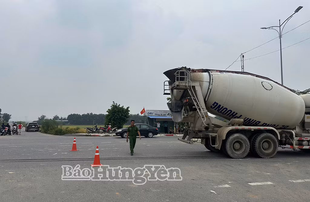 Lực lượng công an có mặt bảo vệ hiện trường và phân luồng giao thông.