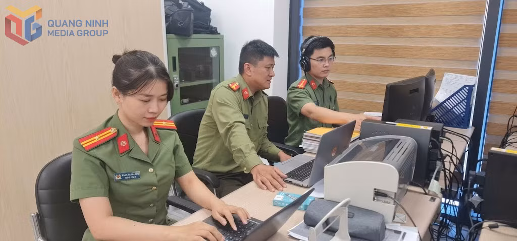 Cán bộ Phòng Công tác Chính trị (Công an tỉnh) trao đổi nghiệp vụ tuyên truyền, việc phối hợp với Báo và Phát thanh, Truyền hình Quảng Ninh trong sản xuất các phóng sự.