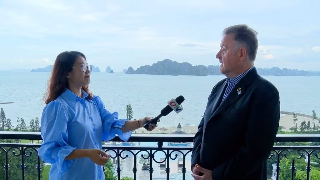 Phóng viên Báo và Phát thanh truyền hình Quảng Ninh đã có cuộc trao đổi với ông Jean-Paul de la Fuente.