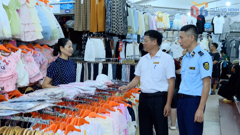 Ban Quản lý chợ Móng Cái phối hợp cùng lực lượng chức năng tuyên truyền tiểu thương không kinh doanh hàng giả, hàng nhái, vi phạm sở hữu trí tuệ.
