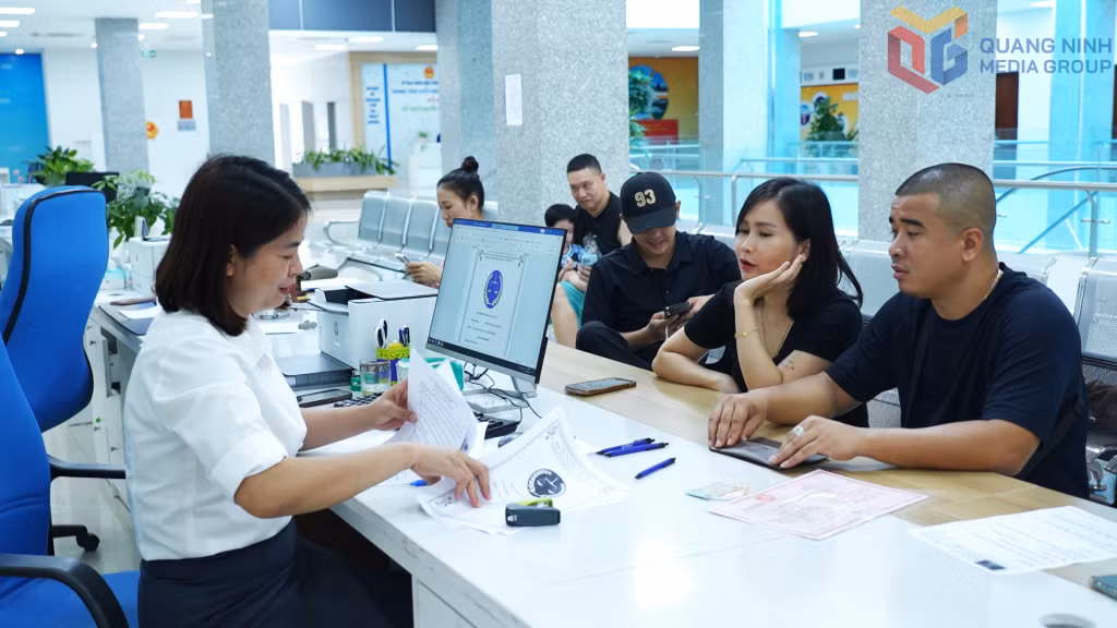 Công chứng viên Phòng Công chứng số 1 tỉnh Quảng Ninh kiểm tra, đối chiếu hồ sơ trước khi thực hiện công chứng giao dịch.