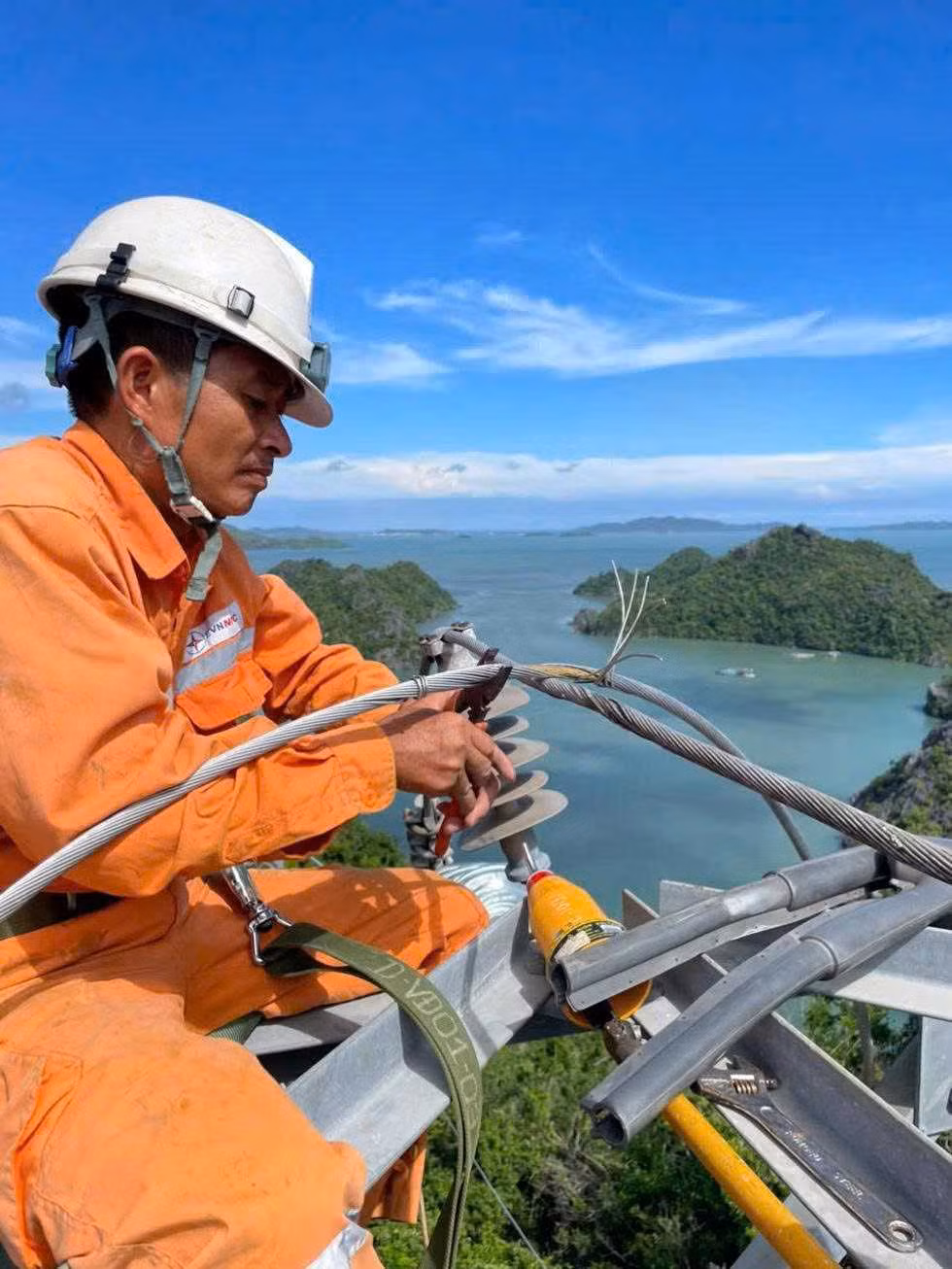 Cán bộ Điện lực Vân Đồn xử lý khiếm khuyết trên lưới điện cấp cho các khu vực đảo của đặc khu Vân Đồn. Ảnh: Đỗ Hiền (CTV)