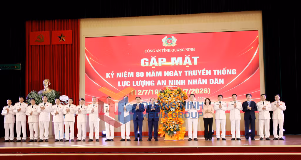 Tỉnh ủy, HĐND, UBND, Ủy ban MTTQ tỉnh tặng hoa chúc mừng lực lượng An ninh nhân dân.