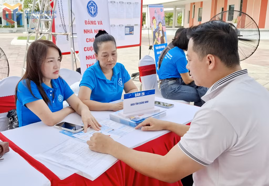 Người lao động được cán bộ BHXH tỉnh tư vấn, giải đáp về chính sách BHXH tự nguyện tại Ngày hội việc làm năm 2026 của phường Hồng Gai.