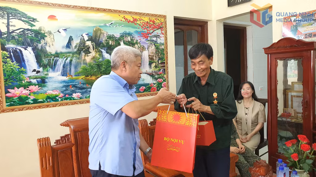Thứ trưởng Bộ Nội vụ Nguyễn Mạnh Khương tặng quà bệnh binh Trần Xuân Đấu (phường Hà Lầm).