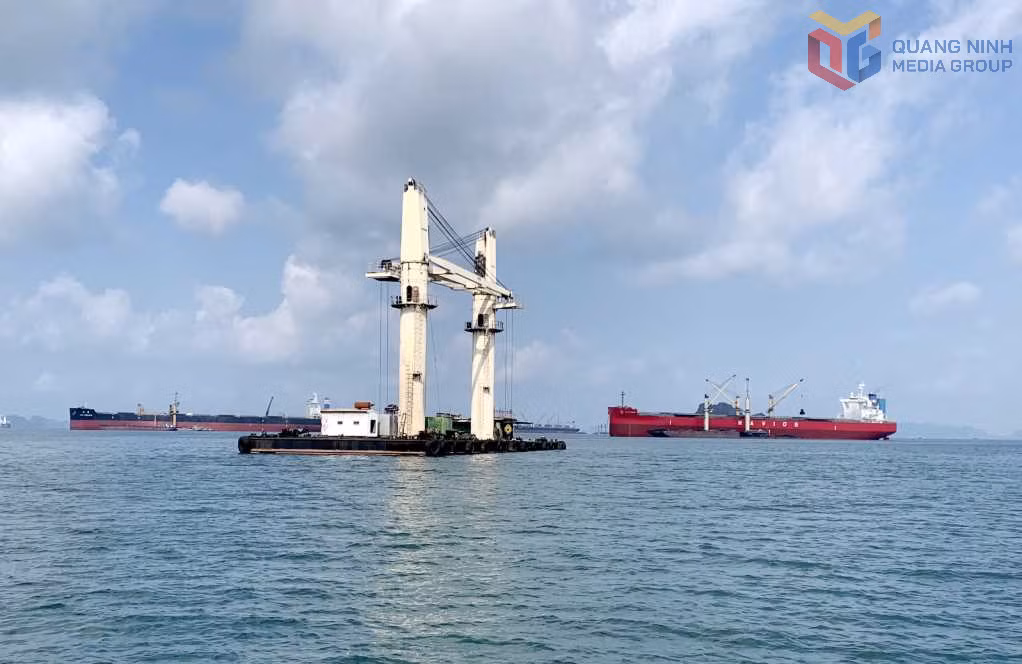 Hoạt động bốc xúc hàng hóa, chuyển tải tại khu vực cảng Con Ong - Hòn Nét.