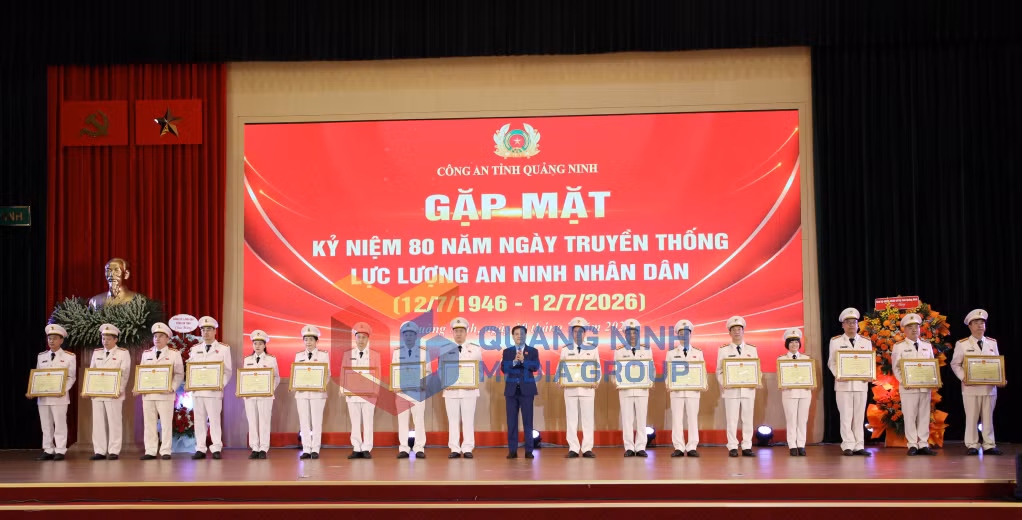Đồng chí Bùi Văn Khắng, Phó Bí thư Tỉnh ủy, Chủ tịch UBND tỉnh, trao Bằng khen của UBND tỉnh cho các cá nhân.