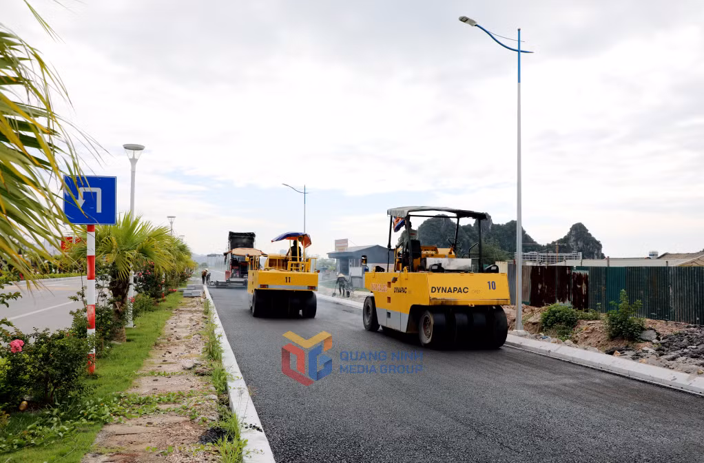 Nguồn vốn đầu tư công được phân cấp, phân quyền triệt để cho các địa phương. (Trong ảnh: Thi công tuyến đường gom đường trục chính khu đô thị Cái Rồng, đặc khu Vân Đồn). Ảnh: Mạnh Trường
