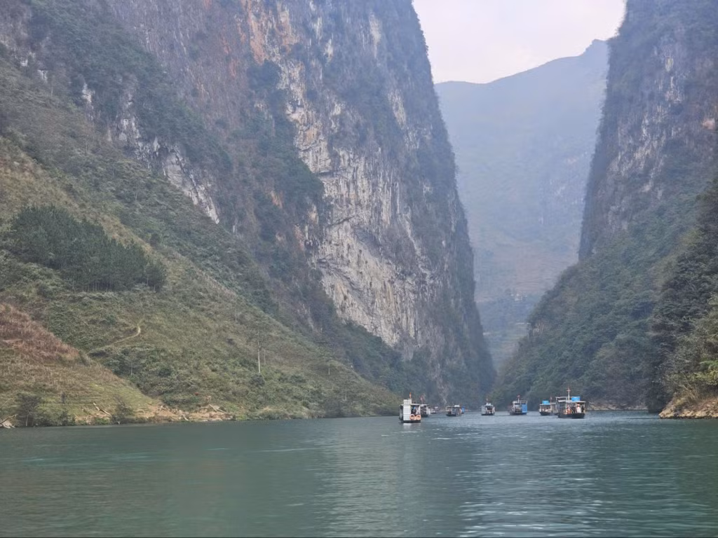 Sông Nho Quế ở tỉnh nào? Khám phá viên ngọc xanh trên miền đá xám ảnh 2 Sông Nho Quế ở tỉnh nào? Khám phá viên ngọc xanh trên miền đá xám ảnh 2