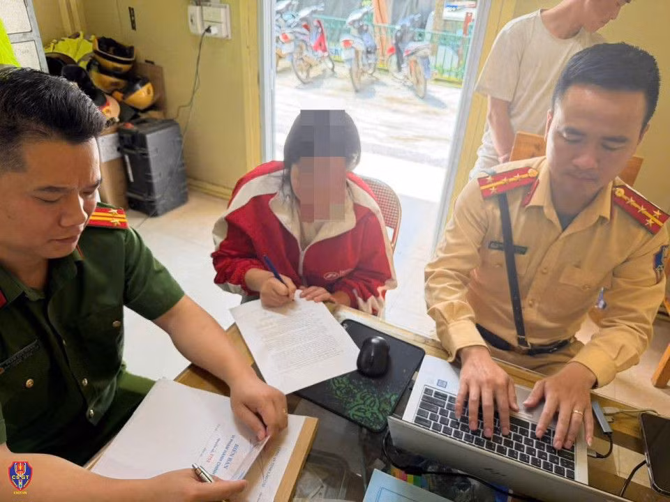 Từ thông tin trên mạng xã hội, CSGT Lào Cai xử lý nghiêm trường hợp không đội mũ bảo hiểm, chở trẻ nhỏ gây mất ATGT ảnh 2