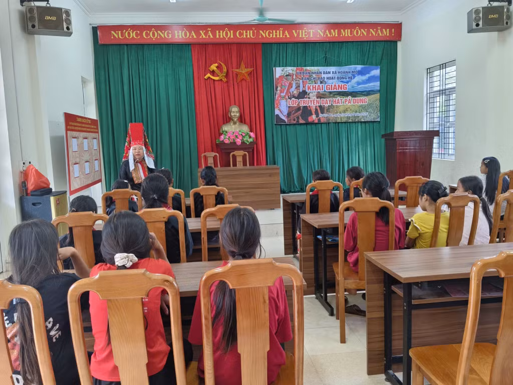Các em chăm chú lắng nghe nghệ nhân truyền dạy những làn điệu Pả Dung.