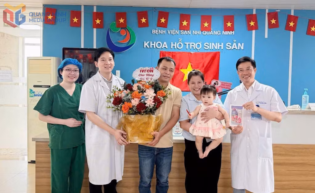 Bác sĩ Đỗ Duy Long (ngoài cùng, bên phải) trao giải Nhất cuộc thi viết về hành trình tìm con do Khoa Hỗ trợ sinh sản, Bệnh viện Sản Nhi Quảng Ninh tổ chức cho gia đình chị Phạm Thị Tranh Cúc.