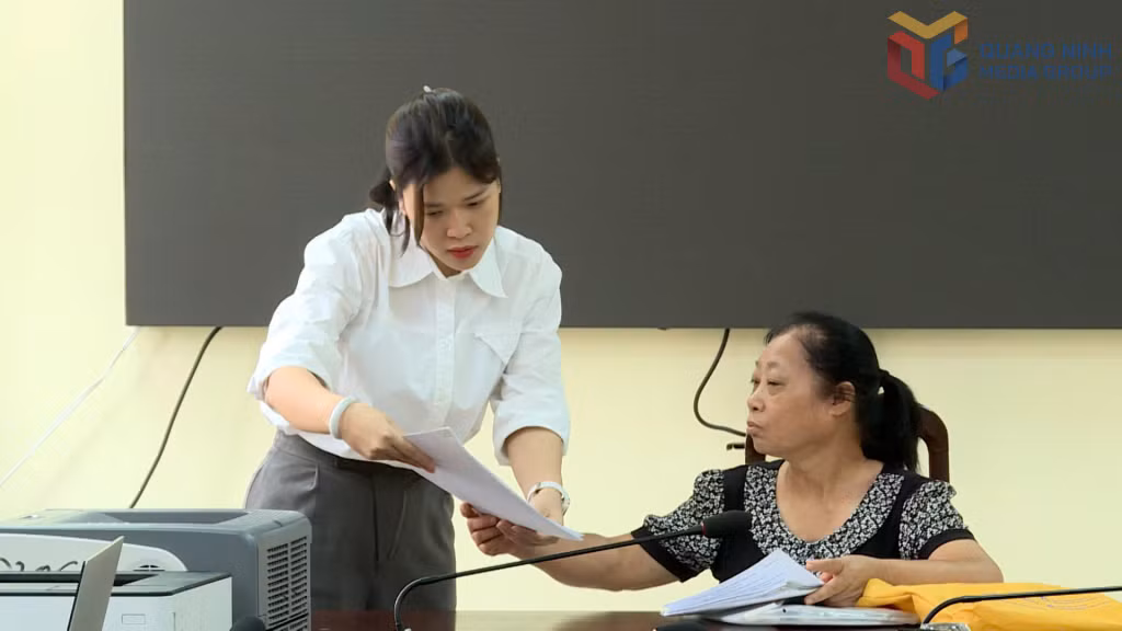 Cán bộ tổ công tác hướng dẫn công dân về thành phần thủ tục hồ sơ đất đai.