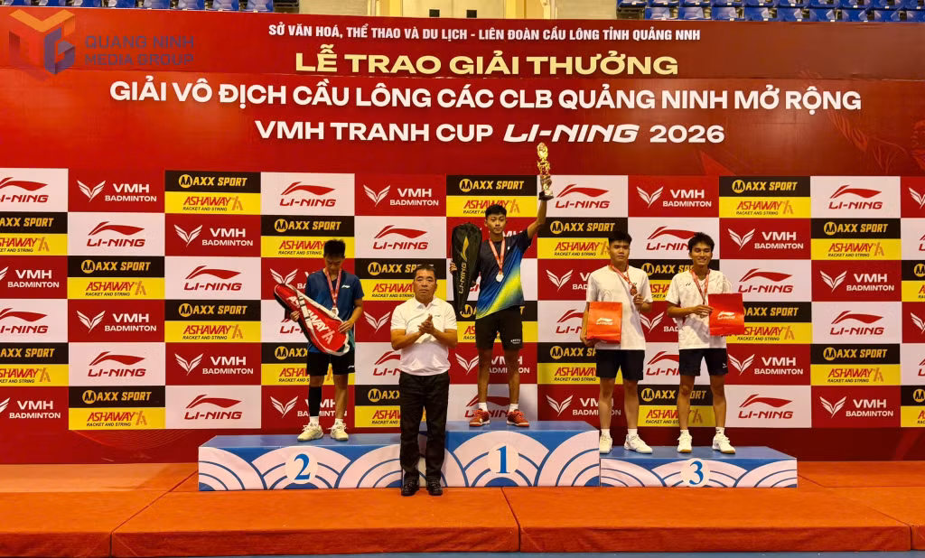 Ban Tổ chức trao huy chương cho các vận động viên đạt thành tích xuất sắc tại giải.