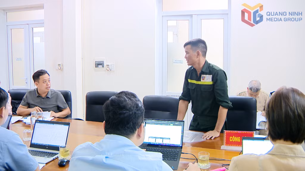Người dân trình bày những vướng mắc trong quá trình hoàn thiện hồ sơ đất đai tại buổi làm việc.