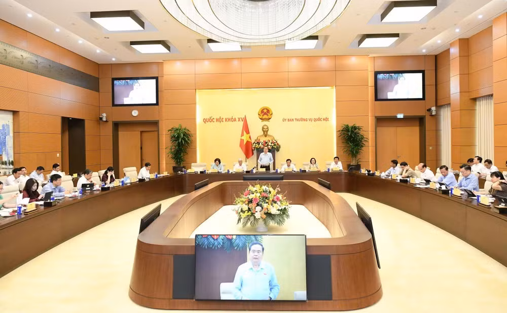 Quang cảnh cuộc họp giao ban của lãnh đạo Quốc hội với các cơ quan của Quốc hội và Văn phòng Quốc hội về sơ kết công tác 6 tháng đầu năm, dự kiến nhiệm vụ trọng tâm tháng 7 và các tháng cuối năm 2026.