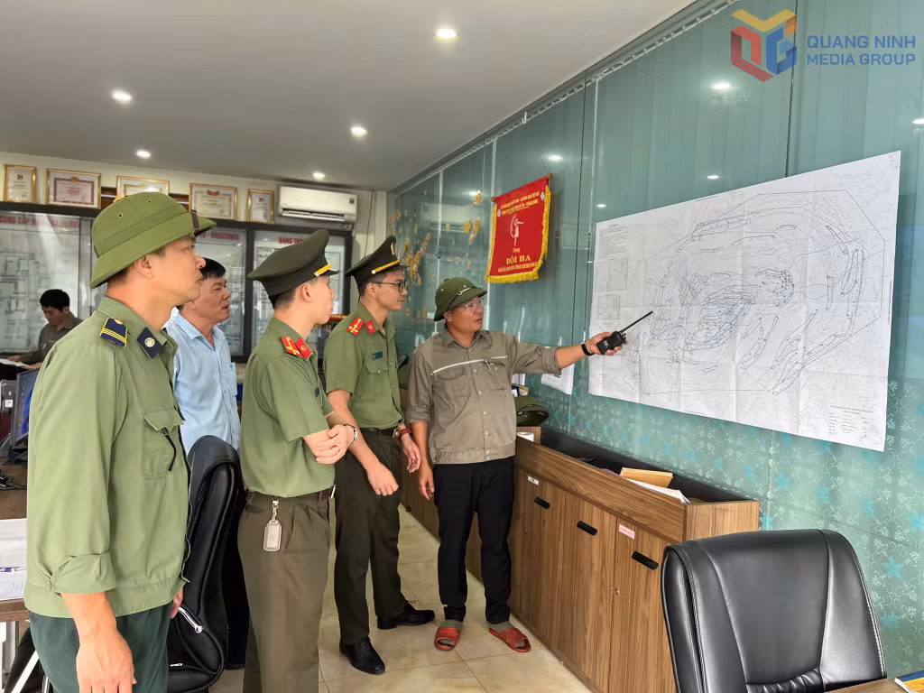 Cán bộ Phòng An ninh kinh tế (Công an tỉnh) phối hợp với Công ty Than Hà Tu nắm bắt tình hình, đảm bảo an ninh ranh giới mỏ.