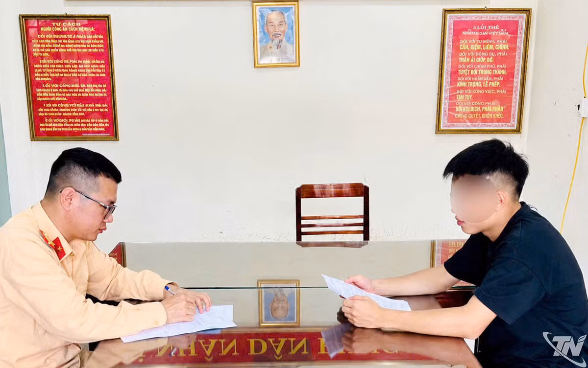 Cán bộ Cảnh sát giao thông làm việc với người vi phạm.