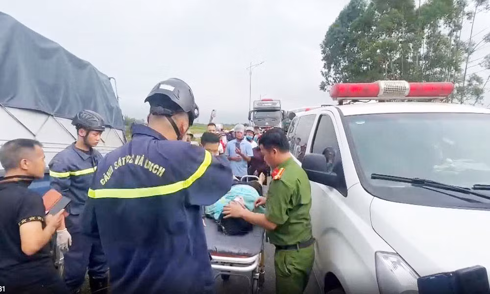 Lực lượng Cảnh sát Phòng cháy, chữa cháy và cứu nạn, cứu hộ (Công an tỉnh) giải cứu 2 nạn nhân mắc kẹt.