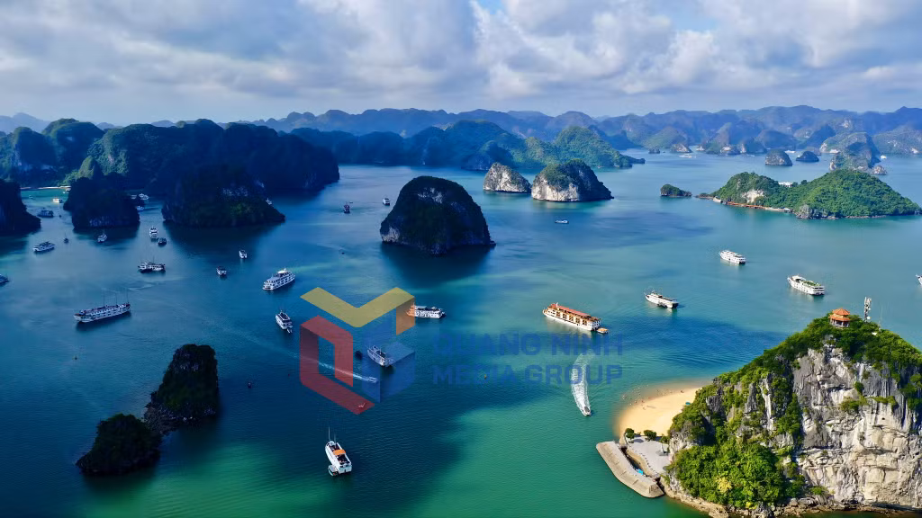 Khung cảnh thiên nhiên kỳ vĩ, nên thơ của vịnh Hạ Long (5-2026). Ảnh: Cao Quỳnh