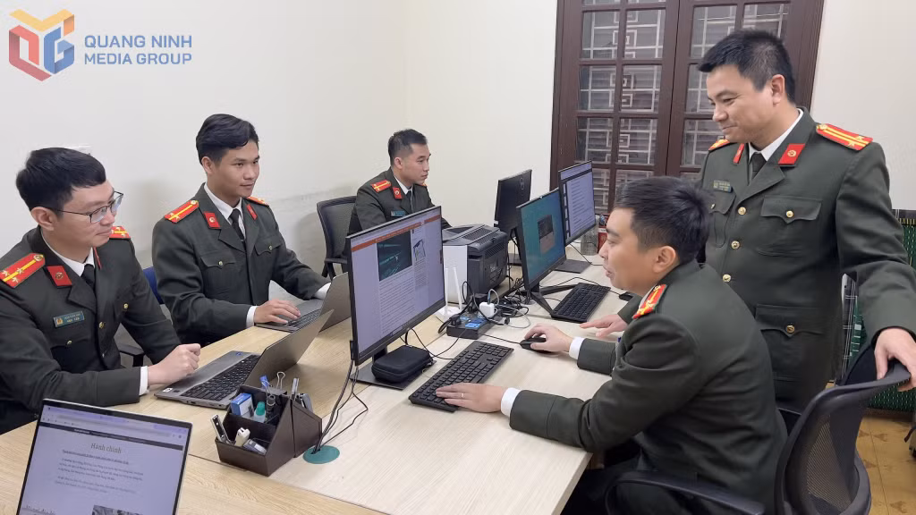 Cán bộ, chiến sĩ Phòng An ninh mạng và phòng, chống tội phạm sử dụng công nghệ cao (Công an tỉnh) rà soát tài liệu phục vụ công tác điều tra, năm 2024.