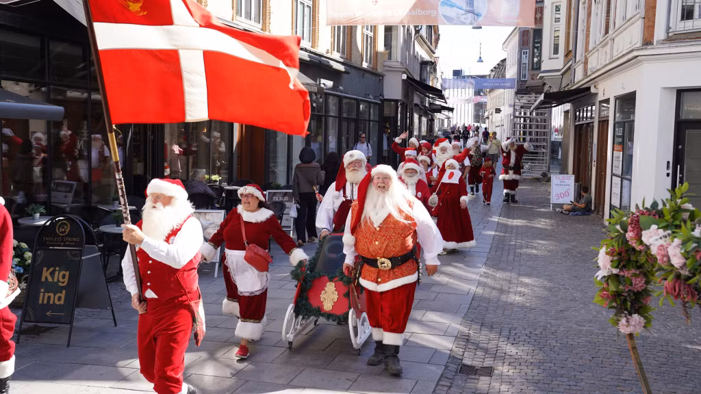 Các ông già Noel, bà già Noel và yêu tinh đến từ nhiều quốc gia trên thế giới tham gia diễu hành trên các đường phố ở Aalborg, Đan Mạch, trong khuôn khổ Đại hội Ông già Noel Thế giới thường niên. Ảnh: AP