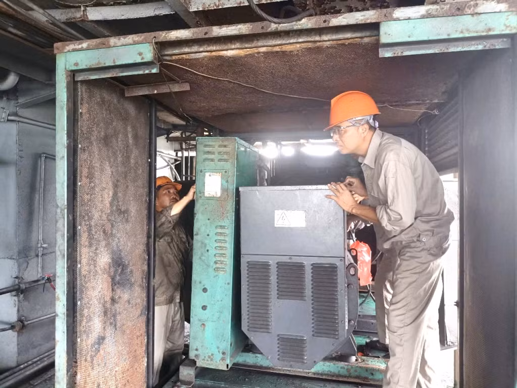Anh Tuấn cùng anh em đồng nghiệp trong tổ với công việc hằng ngày.