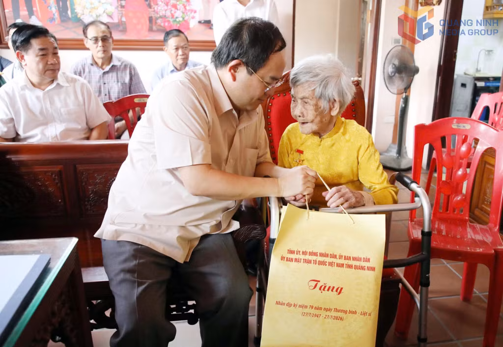 Đồng chí Bí thư Tỉnh ủy Quản Minh Cường tặng quà tri ân Mẹ Việt Nam Anh hùng Nguyễn Thị Huệ (phường Mạo Khê) nhân kỷ niệm 79 năm Ngày Thương binh - Liệt sĩ 27/7 (1947-2026). Ảnh Thu Chung