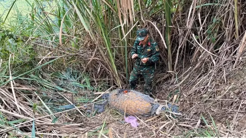 Lực lượng công binh tiến hành tra lắp thiết bị gây nổ để hủy nổ quả bom. (Ảnh: TRỌNG KIÊN)