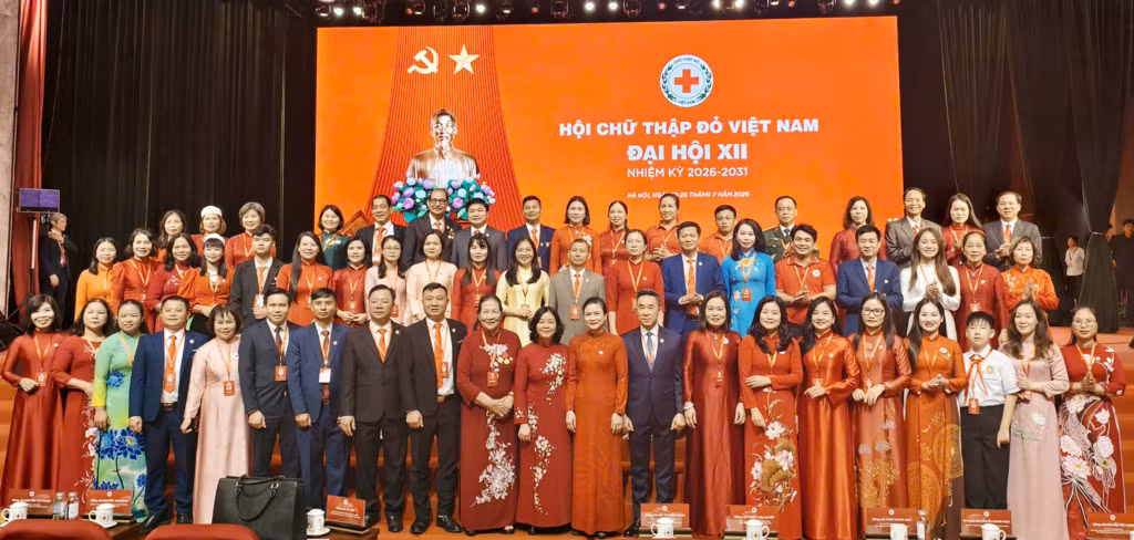 Đoàn đại biểu tỉnh Quảng Ninh và các tỉnh, thành phố khu vực Trung du và đồng bằng sông Hồng chụp ảnh lưu niệm cùng lãnh đạo Trung ương Hội Chữ thập đỏ Việt Nam tại Đại hội đại biểu toàn quốc Hội Chữ thập đỏ Việt Nam lần thứ XII, nhiệm kỳ 2026-2031.