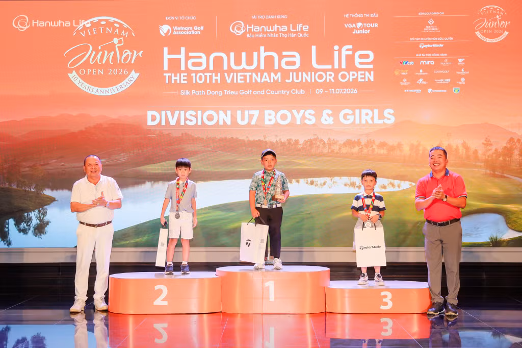 Ban Tổ chức trao giải cho các golfer trẻ thi đấu ở nhiều bảng tuổi từ U9 đến U21.