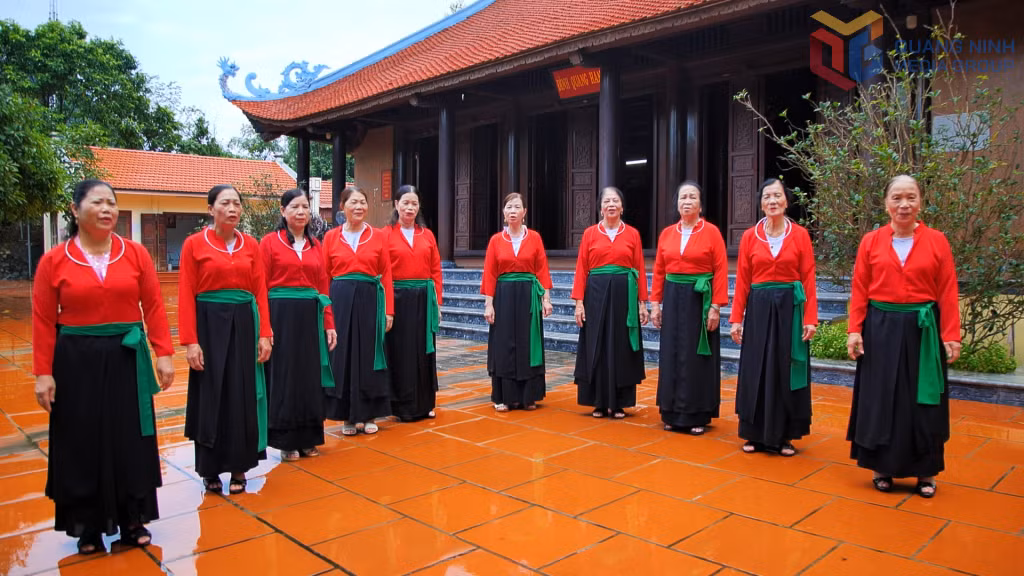 Phụ nữ Sán Dìu hát sọong cô trước cửa đình Quang Hanh.