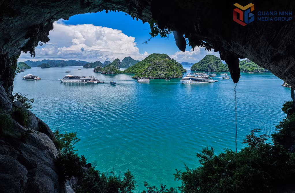 Cửa hang khu vực Hòn Cam mở ra không gian huyền bí, nơi lưu giữ những giá trị địa chất đặc sắc của vịnh Hạ Long.