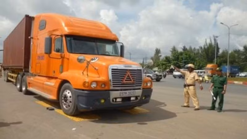 Nhiều lái xe tải, xe chở khách vi phạm bị xử phạt ở mức quá cao, vượt mức thu nhập từ 2-3 tháng lương, đồng thời bị trừ nhiều điểm bằng lái, khiến lái xe tự ý bỏ việc. (Ảnh minh họa)