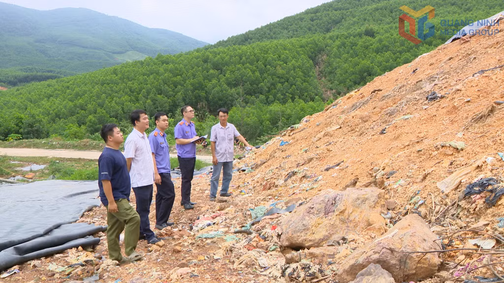 Cán bộ, kiểm sát viên Viện KSND khu vực 3 tiến hành xác minh nguồn thông tin về Khu xử lý rác thải sinh hoạt tại phường Mông Dương (tháng 7/2025).