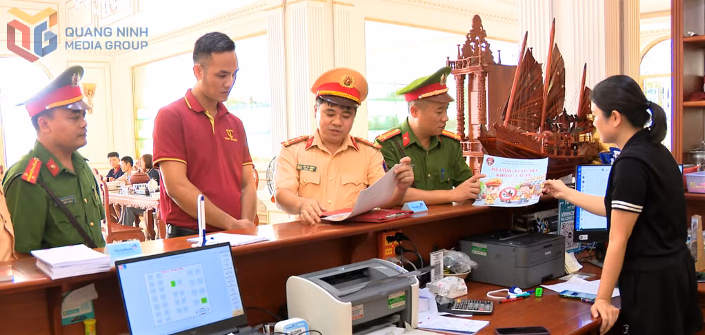 Đội CSGT đường bộ số 2, phòng CSGT phối hợp Công an phường Bãi Cháy tới từng nhà hàng, cơ sở kinh doanh dịch vụ du lịch trên địa bàn tuyên truyền quy định của pháp luật về TTATGT.