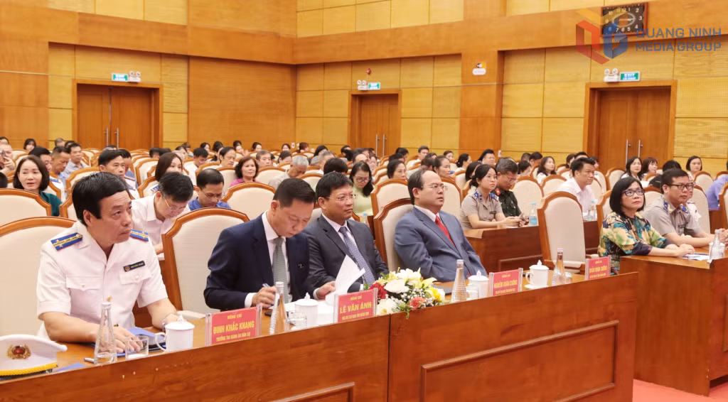 Các đại biểu dự lễ kỷ niệm.