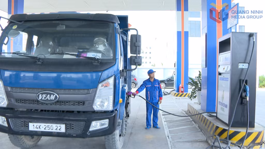 Cửa hàng xăng dầu Cửa Lục, phường Cao Xanh, bảo đảm phục vụ nhu cầu của người dân.