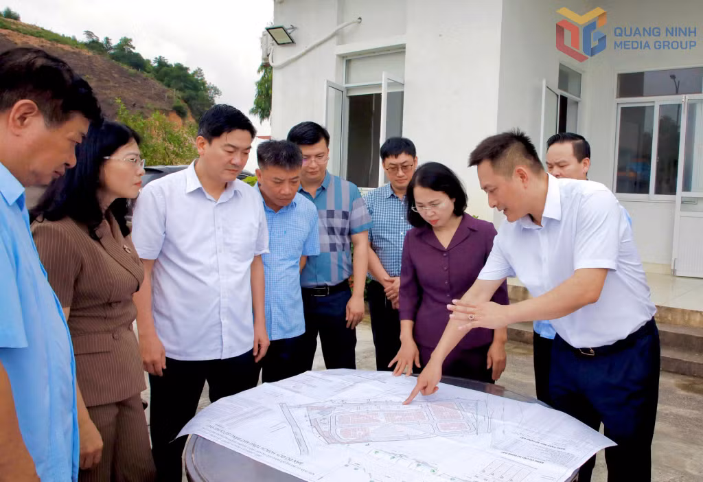 Tổ công tác kiểm tra việc triển khai thực hiện dự án Khu dân cư đồi Đồng Rực, phường Hoành Bồ.