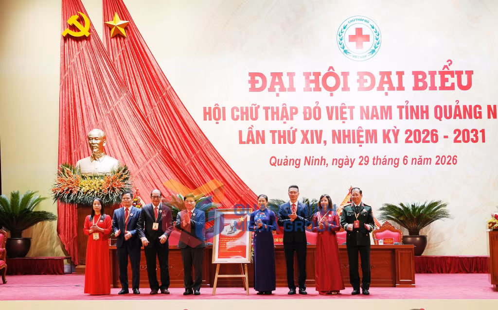 Trung ương Hội Chữ thập đỏ Việt Nam tặng quà chúc mừng Đại hội (6-2026). Ảnh: Dương Trường