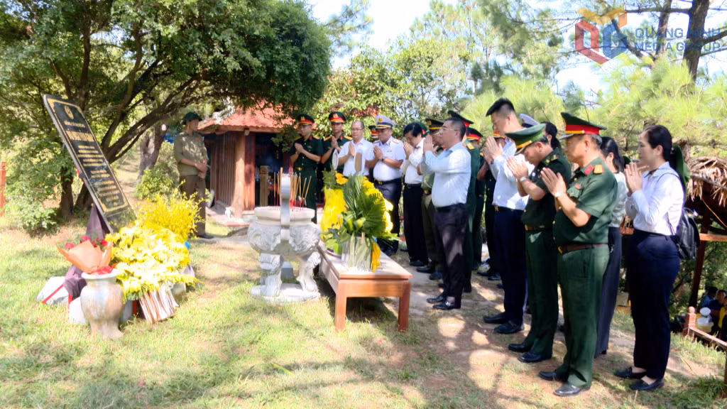 Đoàn công tác tỉnh Quảng Ninh dâng hoa, dâng hương tại khu mộ Đại tướng Võ Nguyên Giáp.