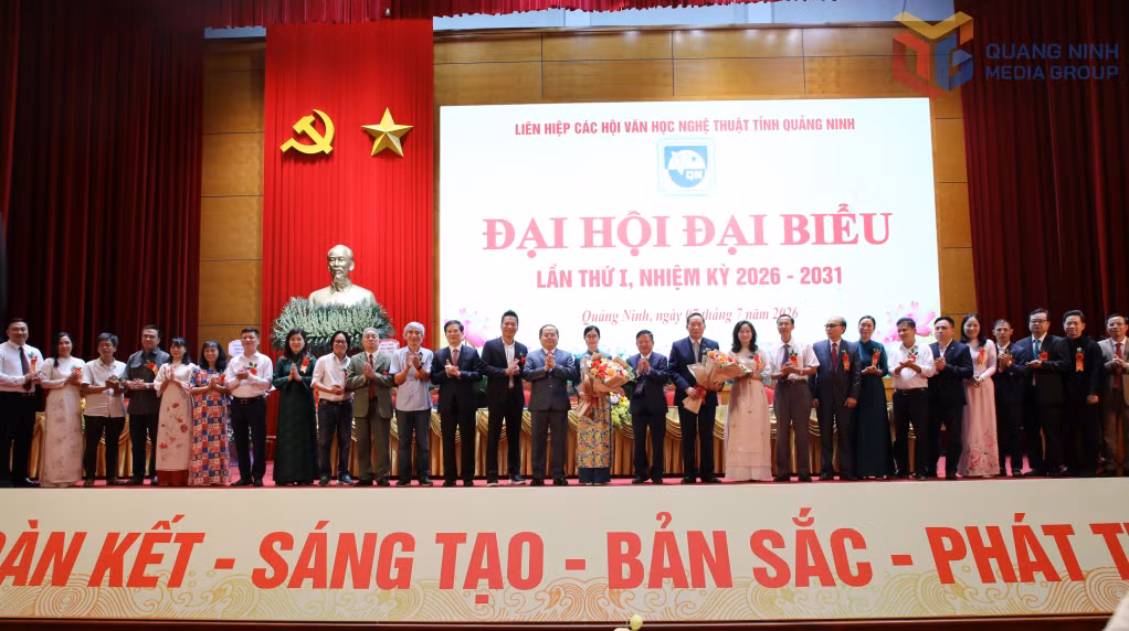 Lãnh đạo Liên hiệp các Hội Văn học Nghệ thuật Việt Nam và tỉnh Quảng Ninh tặng hoa chúc mừng Ban Chấp hành Liên hiệp các Hội Văn học Nghệ thuật tỉnh Quảng Ninh nhiệm kỳ 2026-2031.