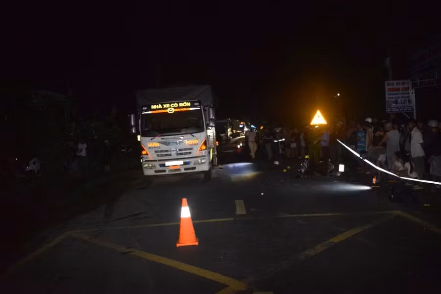 Nạn nhân đã tử vong khi tông vào đuôi xe tải đang đậu bên đường.&nbsp;Ảnh: Hoàng Long