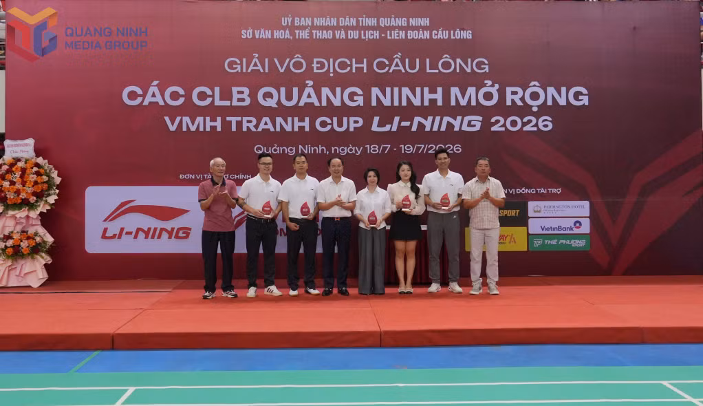 Ban tổ chức tặng kỉ niệm chương cho đại diện đơn vị tài trợ giải đấu.